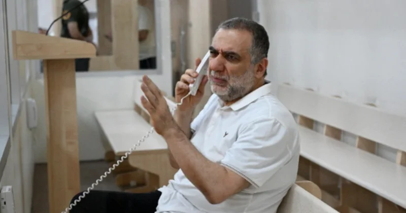 O pul kisələrindən biri Bakıda, digəri İrəvandakı təcridxanadadır
