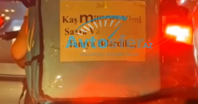 Moto kuryerin çantasına yazdığı “fəlsəfi” cümlə tənqid edildi VİDEO