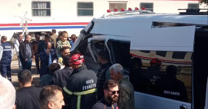 В Турции пассажирский поезд врезался в школьный автобус