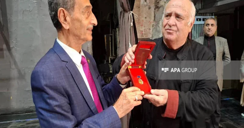 “Ad günü” filminin gürcü qəhrəmanı “Sənətkar” medalı ilə təltif edilib FOTO