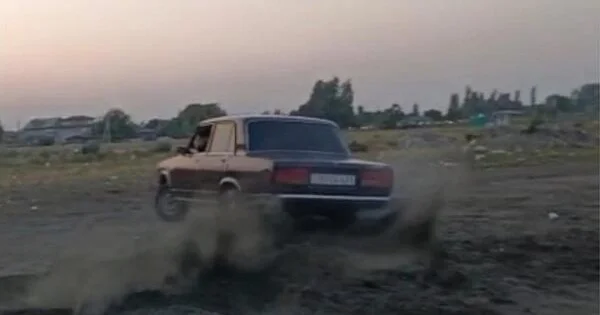 Maşınına sayrışan işıqlar quraşdırıb avtoşluq etdi Foto