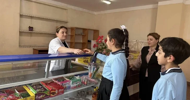 Булочка, сосиска и соки: чем кормят в школах Баку?! разбирается в вопросе
