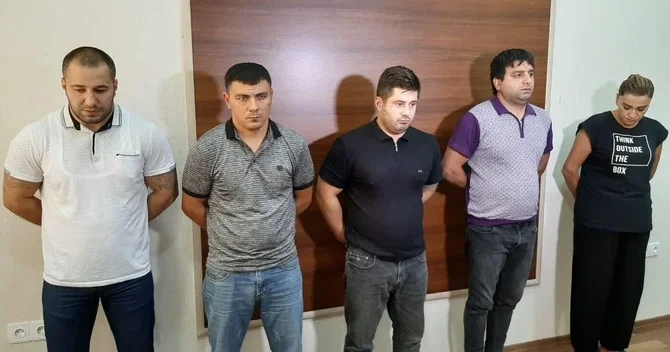 Bakıda qadın kriminal avtoritetlərə adam oğurlatdıraraq işgəncə verdi VİDEO YENİLƏNİB