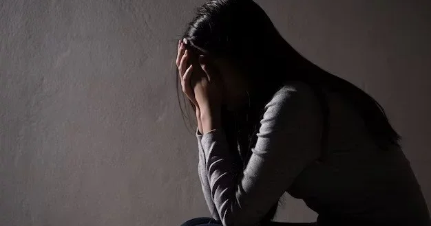 Ana ərindən boşanan qızına dəhşət yaşatdı