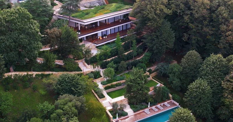 İstanbulda əvvəllər Adnan Oktara məxsus olan dəbdəbəli villa görüntülənib