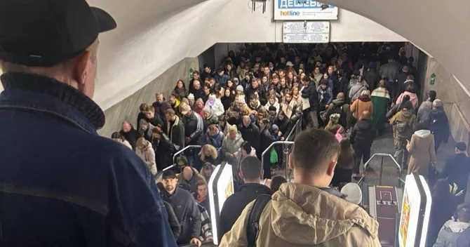 Kiyevdə elektrik təchizatı DAYANDI Mərkəzi küçələr və metro stansiyalar işıqsız qalıb