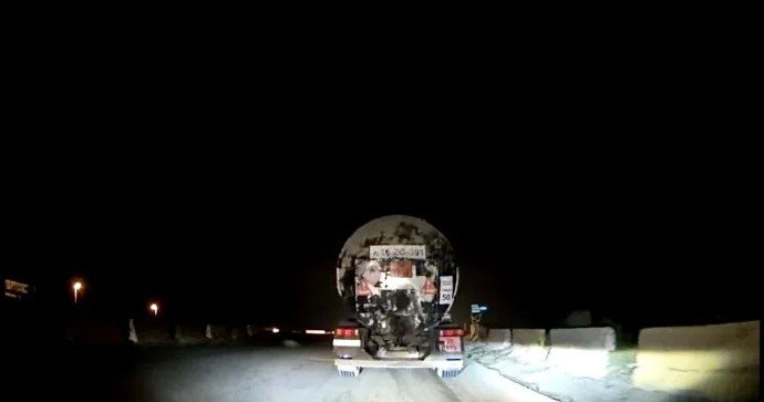 Qaranlığa qərq olmuş qəsəbədə “ruh kimi” hərəkət edən yük maşını 18 ZG 391 VİDEO