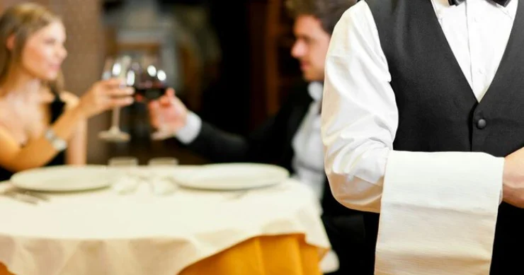 Universitetdən sonrakı gənclər: Restoranda ofisiant, marketdə satıcı