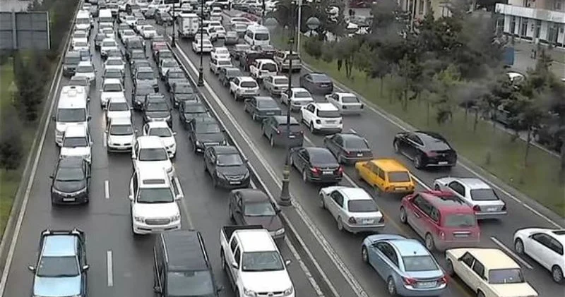 Bakının bəzi yollarında sıxlıq müşahidə olunur