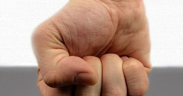 Bəzən yumruq zərbəsi insanın həyatını xilas edir. Prekardial zərbə nədir?