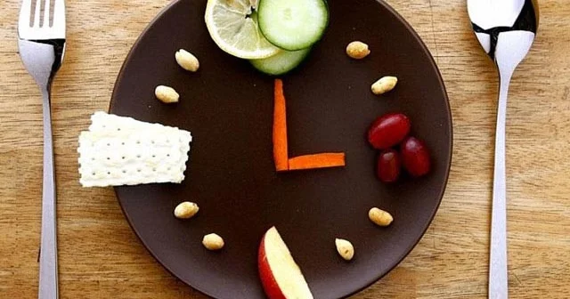 Hər qidanın öz saatı var Əti, yumurtanı, meyvəni nə vaxt yeməli?