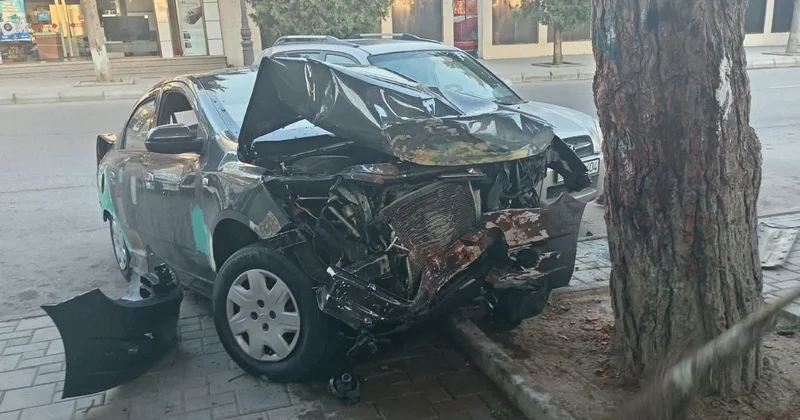 Xaçmazda avtomobil ağaca çırpıldı FOTO