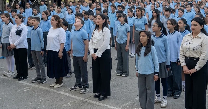 Gəncədə məktəblilər dərs gününə Dövlət Himni ilə başlayıblar FOTO