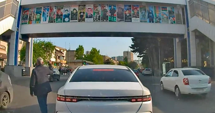 Yerüstü keçidin yanından yolu keçən kişi irada məhəl qoymadı VİDEO