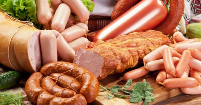 Hər gün kolbasa yedikdə orqanizmdə nə baş verir? Həkimlərdən XƏBƏRDARLIQ