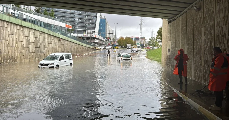 İstanbulda leysan: küçələr və yollar su altında qaldı