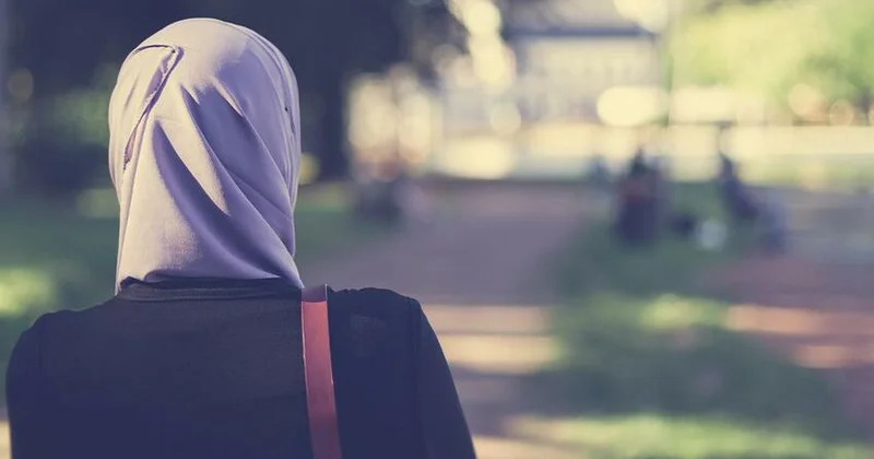 Kim deyib ki, bir qızın namusunu qorumağın yeganə yolu onun başını örtməkdir? Məşhur aparıcıdan şok açıqlama