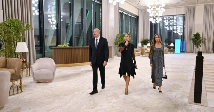 Prezident xanımı və qızı ilə şam yeməyində