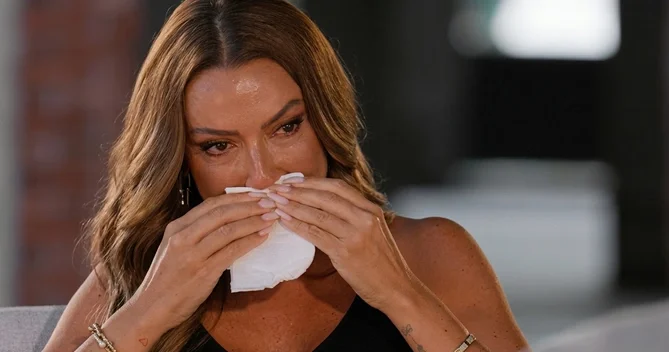 Küsülü olduğu bacısından danışan Hadise kövrəldi