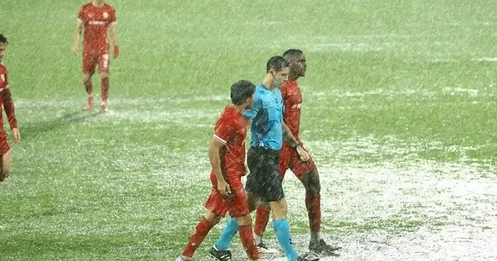 İstanbulda futbol oyunu da yarımçıq dayandırıldı