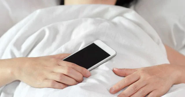 Gecə mobil telefonu bədəndən 2 m məsafədə saxlayın, yoxsa...