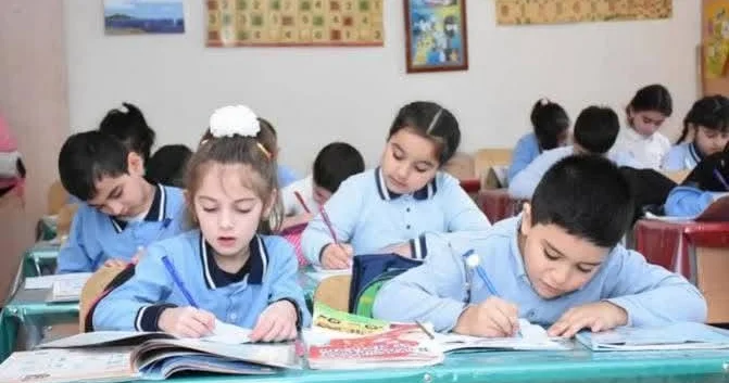 Şagirdlər geyim yarışına girmədikdə, onların bütün diqqəti birbaşa tədris prosesinə yönəlir