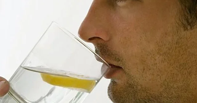 Hər gün limonlu su için. Orqanizminiz buna görə sizə çox minnətdar olacaq!