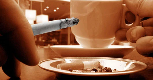Çay içə içə siqaret çəkən kişilərə CİDDİ XƏBƏRDARLIQ