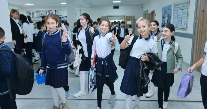 Məktəbdə hicab mübahisəsi kimlərə sərf edir? Ekspertdən AÇIQLAMA