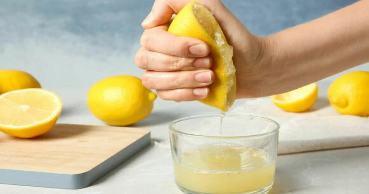 Limonun üzərinə qaynar su tökün Faydalı MƏSLƏHƏT