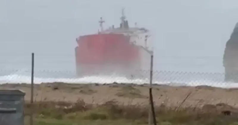 Грузовое судно село на мель у побережья Стамбула
