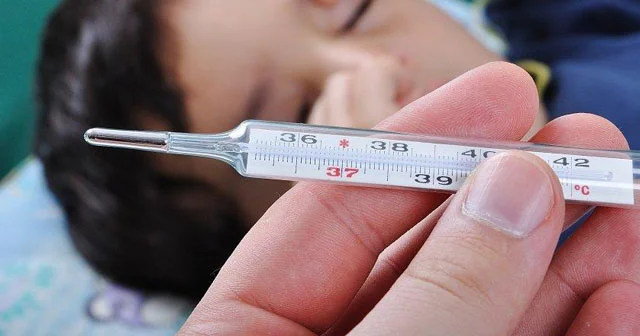 Uşağın hərarəti uzun müddət normadan yüksək olarsa, bu zaman valideynlər nə etməlidir? Səhiyyə Nazirliyi