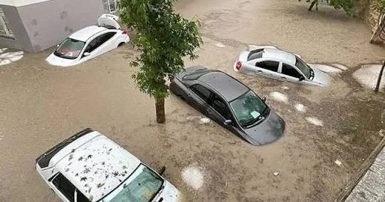 İstanbulda güclü yağış selə səbəb olub, məktəblərdə tətil elan olunub