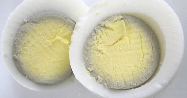 Yumurtanın sarısı yaşıl rəng alıbsa, onu yemək olar? FOTO