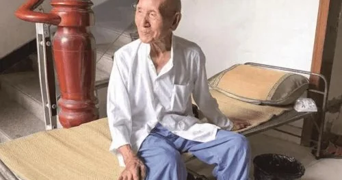 Qazlı içki və dəniz məhsulları ilə 101 yaşa çatan kişi