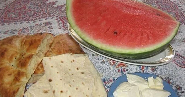 Yayın sevimli yeməyi: isti təndir çörəyi, pendir və qarpız Fəsadları da var