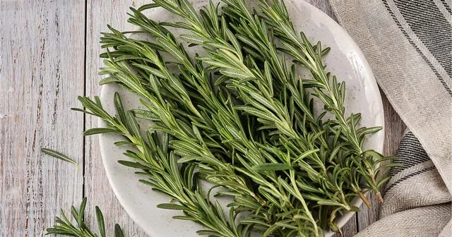 Baş ağrısı zamanı çaya bunu qatıb için