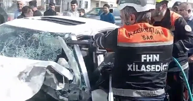 Qəzada maşında sıxılı qalan oğlan belə xilas edildi Video