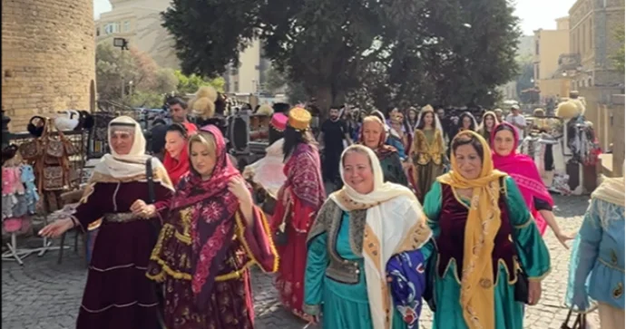 Hazırda Bakının mərkəzində qadınlar YÜRÜŞ KEÇİRİR: GÖRÜNTÜLƏR VİDEO