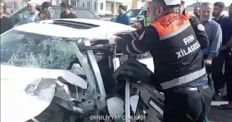 В Баку легковушка столкнулась с грузовиком ВИДЕО
