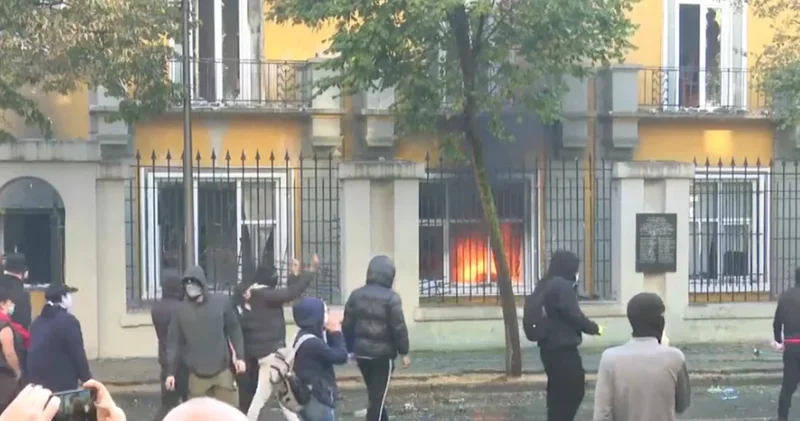 Протестующие студенты в Албании подожгли здание министерства образования