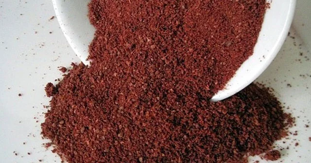 Ürəyi və qaraciyəri qoruyur, qanı təmizləyir... YEMƏKLƏRİNİZƏ SƏPİN