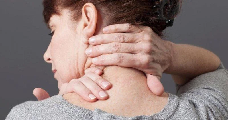 Boyunda xırçıltı nədən xəbər verir? Şaqqıldatmağın fəsadları