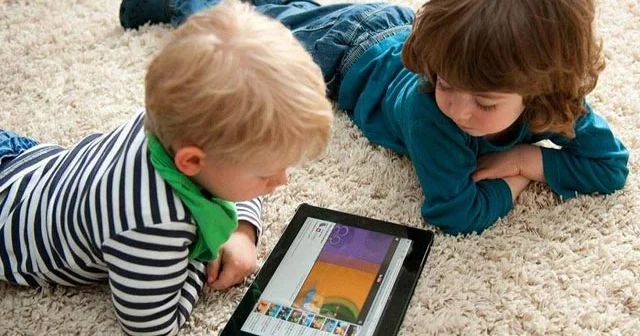 Virtual autizm yayılır Körpələri telefon və televizordan uzaq tutun