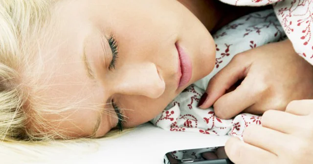 Yatarkən mobil telefonu yastığınızın yanında saxlamayın! XƏBƏRDARLIQ