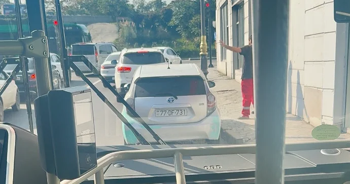 Biləcəridə park edilmiş maşın sürücüləri bütöv xətti tapdalamağa məcbur etdi VİDEO