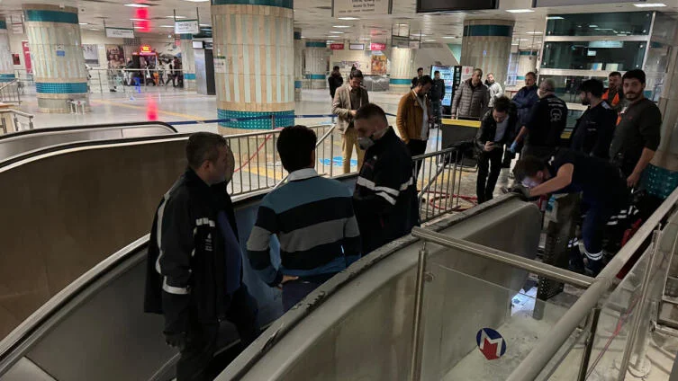 Metroda yanğın: Sərnişinlər təxliyə edildi