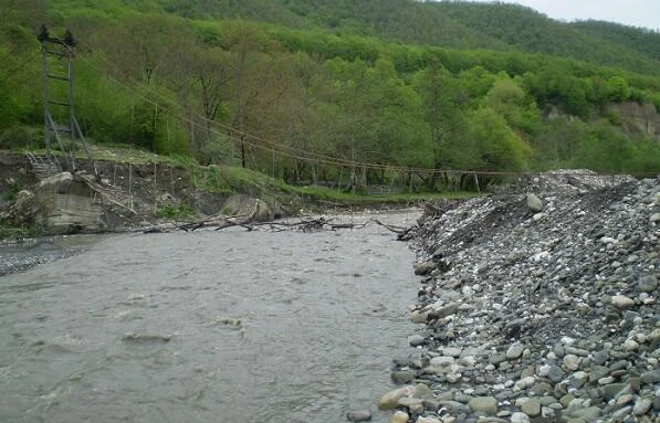 Gəncədə kişi hündürlükdən çaya düşərək öldü Foto