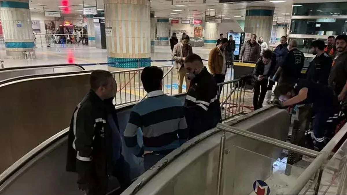 İstanbulda metroda yanğın Stansiya bağlandı FOTO