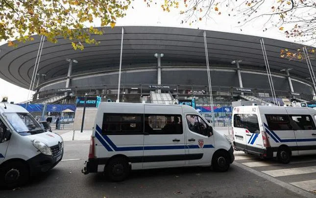 Fransa İsrail oyununun keçiriləcəyi stadion dəmir barmaqlıqlarla hasarlandı